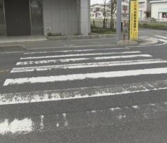 横断歩道を渡る途中車にはねられ約2か月意識不明の重体…男子小学生が意識回復 はねた男（74）は事故3日後に高校生をひき逃げ、その後も無免許運転…3度も逮捕のイメージ画像