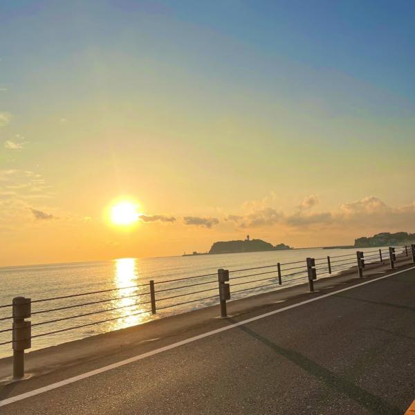 夕陽と江ノ島のイメージ画像
