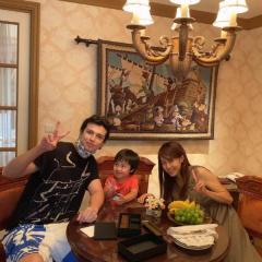 アレク、1泊25万円のスイートルーム満喫に呆れ声「知性を感じない」「一貫性がない」