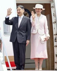 両陛下、モンゴル訪問へ政府専用機で出発…笑顔で手を振って機内にのイメージ画像
