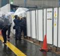 東京・上野の建設現場で男性作業員が..