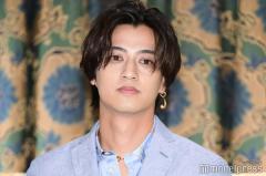 キンプリ高橋海人、爽やかスーツ姿で登場 ブランド愛語る「エトロの職員っていう感覚を持って」