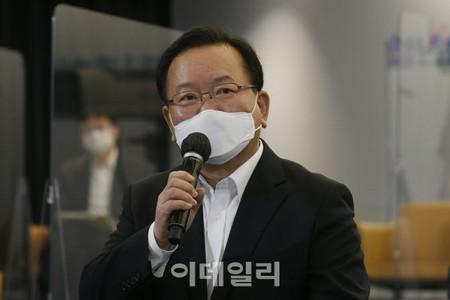 韓国首相「来週から首都圏6人に制限…レストランやカフェも防疫パス適用」