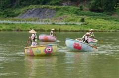 桂林、ニャンコだらけのかご舟で水遊び―中国