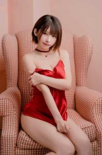 えなこ、真っ赤なベビードール姿で美谷間露わ…生足披露にファン悶絶「色気がすごい」