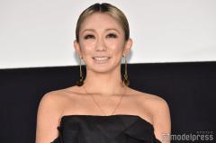 倖田來未、美脚際立つ変形デニム衣装が話題「着こなせるのすごい」「らしさ全開」