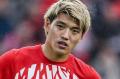 堂安律選手、美人妻との密着2ショット..