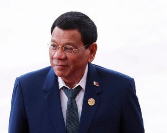 大統領、首長に飲食代立て替えを提案 ワクチンデーで接種促すため フィリピン