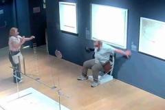イタリアの美術館に展示されていた「ゴッホの椅子」を、観光客が破壊のイメージ画像