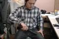 スタンガンを自分に試した日本人の動画が海外で話題に