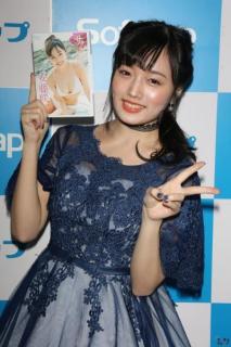 安藤咲桜 2ndDVDはナイトプールで黒の水着で大人セクシーに！