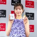 佐々木美玲、紫のロングドレス姿で登..