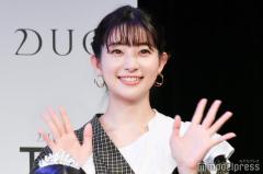 足立梨花、ミニ丈私服で美脚際立つ「夏らしくて素敵」「理想のスタイル」の声