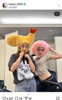 板野友美の34歳の誕生日！親友のモデルとお茶目な被り物でお祝い『美女は美女を呼ぶ』『最高のペアです！』