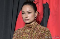 佐田真由美「キャラ変」新ヘアで雰囲気ガラリ「びっくりした」「似合ってる」と反響のイメージ画像