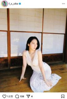 ファーストサマーウイカ、胸元あらわな妖艶姿に・・・「なんかよく見るパッケージ感が親近感湧く」のイメージ画像
