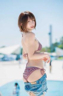 えなこ、デニムをずらした挑発的水着ショット公開！まばゆいヒップラインにファン釘付け