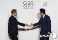 <strong>韓国</strong> 文氏、安倍首相と”握手”交わし..
