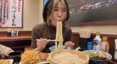 大食いYouTuber、うどんの「食べ方が汚い」とSNSで賛否