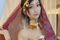 望月もち子、アラビアンプリンセス風衣装で美ボディ披露