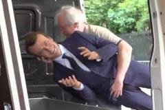 マクロン大統領の蝋人形、活動家により美術館から盗まれてしまう【動画】のイメージ画像