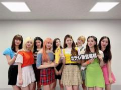 NiziU、9人美女が勢揃い！カラフル衣装で元気をお裾分け