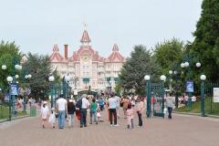 仏ディズニーランドを借り切って9才児が結婚式ごっこ、児童婚を疑った警察が関係者を逮捕