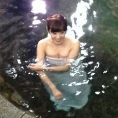 さとう珠緒、温泉ロケで胸の谷間あらわ！ファン大興奮