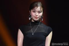 おさき、ホルターネックで素肌見せ 優雅なモーニングショットに「肌綺麗すぎ」「お姫様みたい」の声