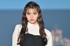 鈴木ゆうか、美背中披露のオフショルコーデ ユニバショットに「可愛すぎる」「カチューシャと合ってる」の声