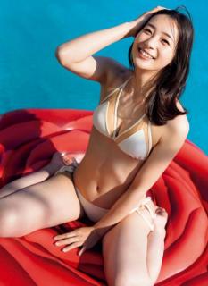 足立梨花、バラを想起させるグラビア披露「週プレ」表紙を飾る