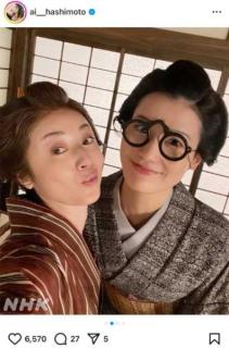 橋本愛、“大好きなお母様”との2ショット公開 大河『べらぼう』嫁姑ショットに「美しい」「可愛い」と反響