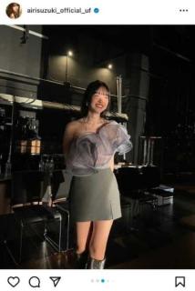 鈴木愛理、ワンショルダートップス×超ミニスカのLIVE衣装披露「可愛くて似合ってる〜」のイメージ画像