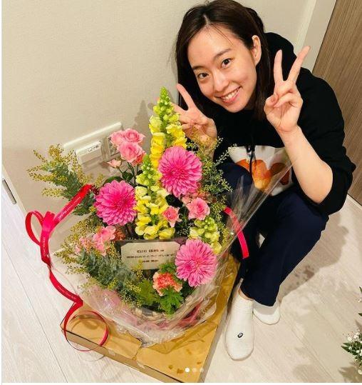 石川佳純「嬉しすぎて感動」 加藤美優からのサプライズ花束に“最高の笑顔”で感謝