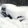 雪に埋もれた車内で母子４人、一酸化..