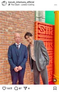 色気ダダ漏れの北村一輝の横で照れた表情のバイきんぐ・小峠英二 2ショット公開に「お二人とも素敵」