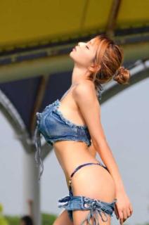 「美の象徴」山田あい、デニムビキニで魅せる横顔＆曲線美に絶賛の嵐