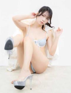 紅羽りお、中央地帯あらわな床座りポーズ披露…「最美」「sexyすぎます」絶賛の声のイメージ画像