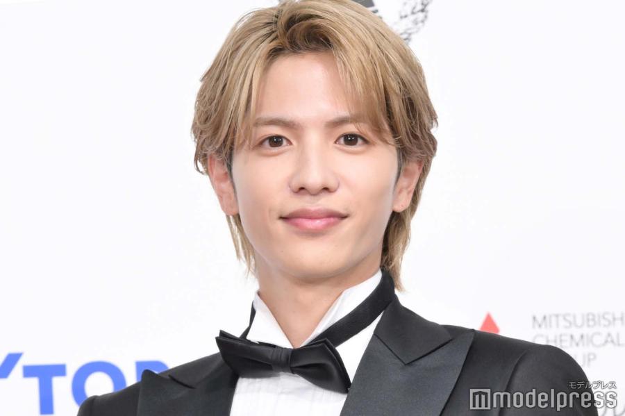 志尊淳、母との肩組み2ショット披露「絵になる」「2人とも脚長い」の声