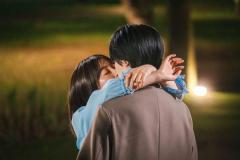 【海老だって鯛が釣りたい 第1話】海老子（田辺桃子）、鯛島（桜田通）に勢いでキス・水沼（中川大輔）とベッドで朝迎えるのイメージ画像