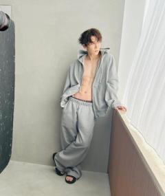Snow Man・渡辺翔太、素肌にパーカー×腰パンで美腹筋あらわ！色気MAXな表情がたまらない