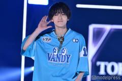 Lil かんさい西村拓哉、オーバーシルエット爽やかに着こなす きらめくポージング披露【TGC 2024 A／W】