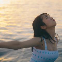 日向坂46上村ひなの1st写真集より大人なキャミソールワンピース姿の新カット解禁