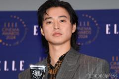 山崎賢人、受賞に感慨「キングダムは自分の人生と一緒に歩んできた作品」【ELLE CINEMA AWARDS 2024】
