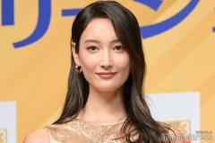 菜々緒、ショーパンでしゃがむユーモア溢れる写真話題「美脚」「どんな姿も様になる」