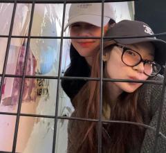 TWICE・サナ、(G)I-DLE・ミヨンとラブラブデート！姉妹のような美女ペアにうっとり