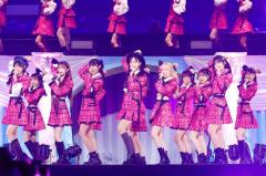 新体制のAKB48、お披露目公演で新たな魅力 小栗有以が17年の歴史語る「何度も立ち上がってきた」＜アイドルになってよかった／セットリスト＞