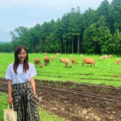 板野友美、牧場で牛と2ショットに批判殺到「今はお出掛け控えて」