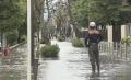 【速報】小学校前の道路で水道管が破..
