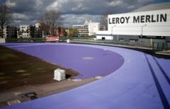 パリ五輪で陸上競技場初となる紫色の陸上トラックを採用のイメージ画像